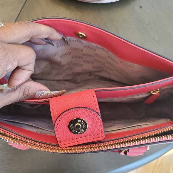 Authentic Michael Kors Chevron handbag. - Picture 5 of 7